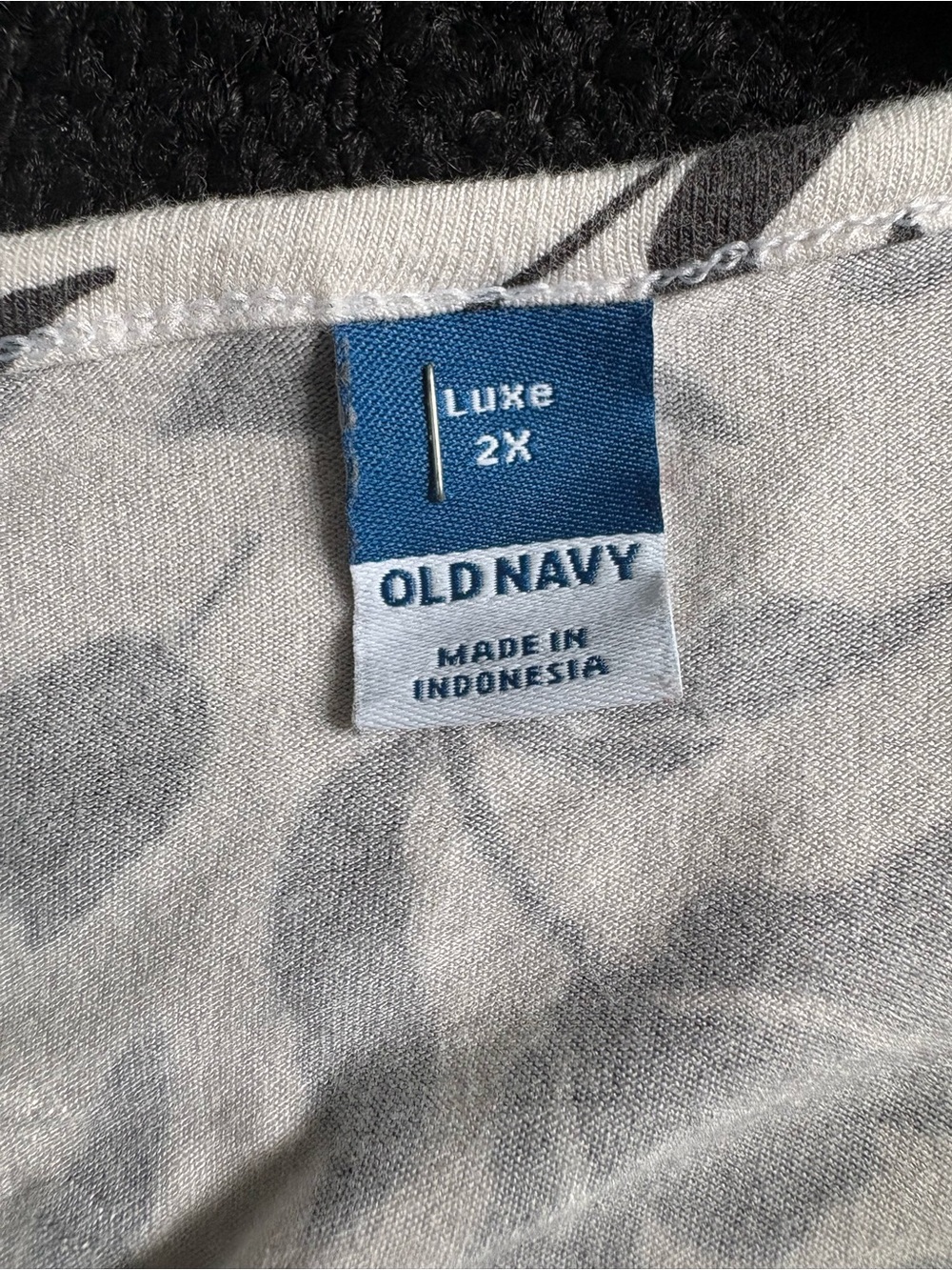 Old Navy Black and White Floral Scoop Neck Tee - Picture 4 of 4